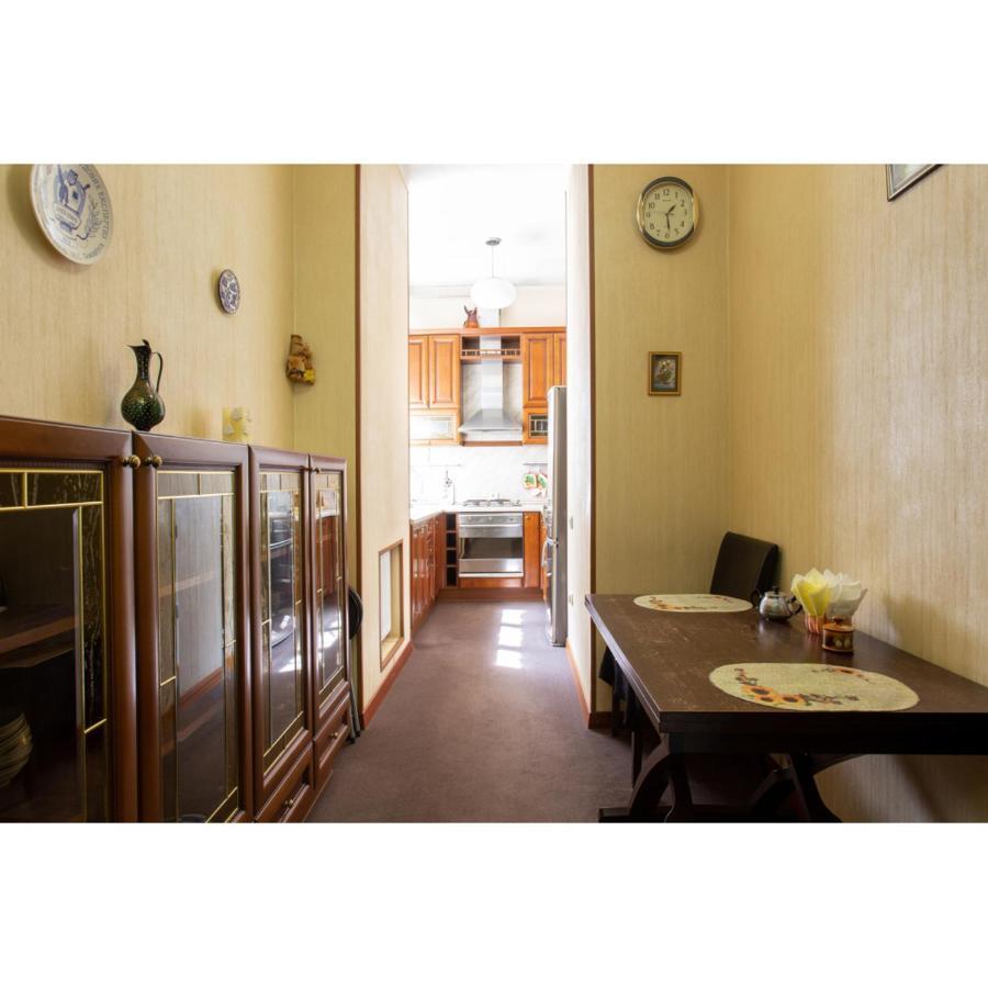 Cozy Apartment On Nezalezhnosti Avenue Kharkiv Bagian luar foto