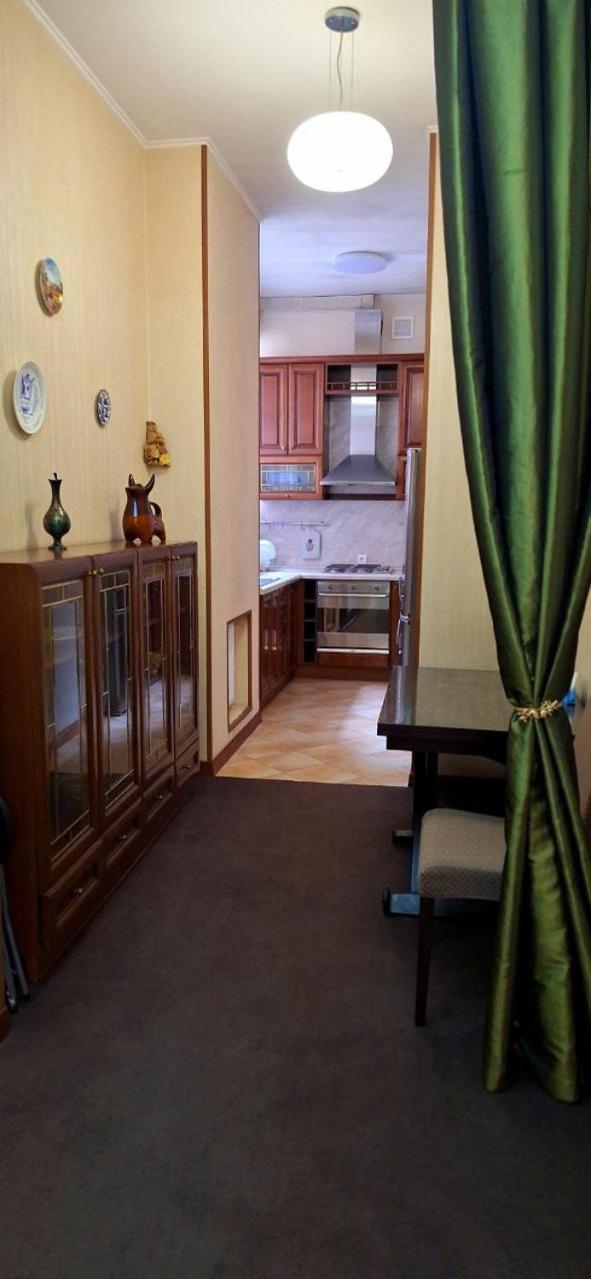 Cozy Apartment On Nezalezhnosti Avenue Kharkiv Bagian luar foto